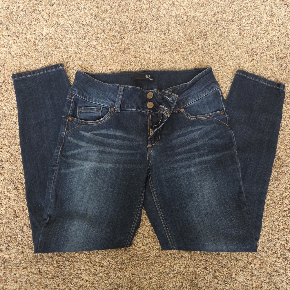 1822 Denim Women’s Skinny Jeans in Dark Blue Wash